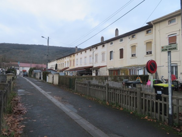 Les logements collectifs à proximité immédiate de la RD6, adossés aux Côtes.