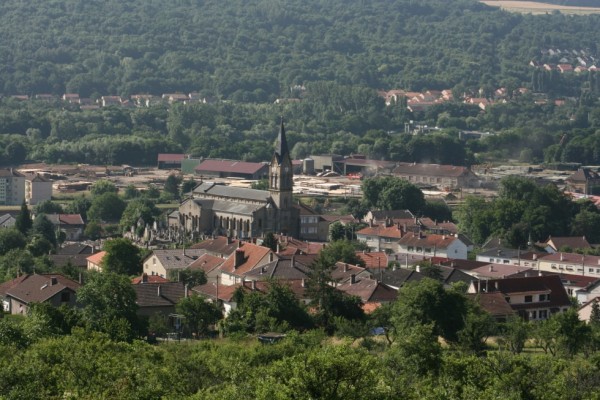 Le centre bourg d'Ars-sur-Moselle et son Église, repère paysager de taille. (photo extraite du site internet de la commune)
