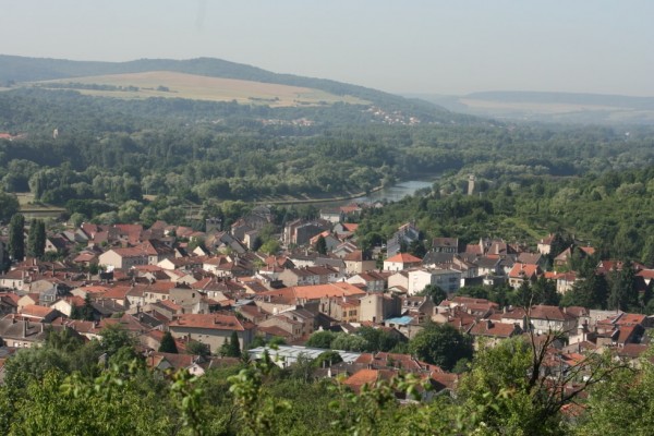 La vallée de la Moselle depuis les hauts d'Ars. (photo extraite du site internet de la commune)
