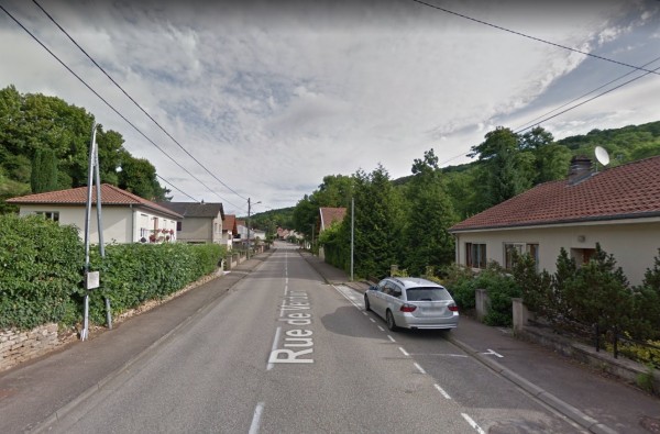 ...puis quand elle traverse le village. (vue <em>Google Street View®</em>)