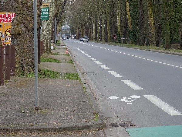 La RD603, route qui structure mais joue aussi le rôle de coupure du fait du grand nombre de voitures. (photo apportée par les représentants de la commune)