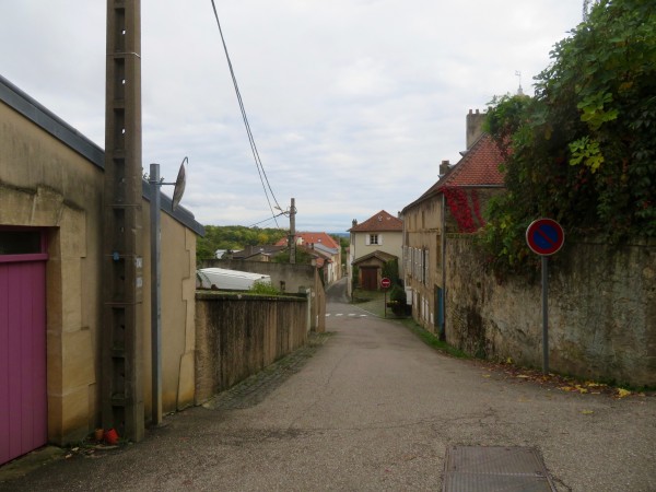 Une ruelle du centre ancien de Lessy.