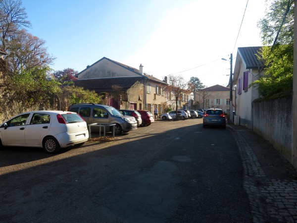 La rue des Tilleuls et sa placette, un espace public très fréquenté de la commune.