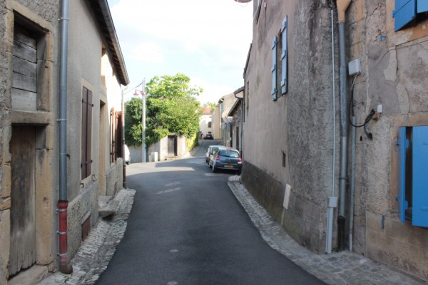 Les ruelles étroites de Vaux, entre pierre de Jaumont, bâti ancien, des espaces publics qui structurent et rassemblent.