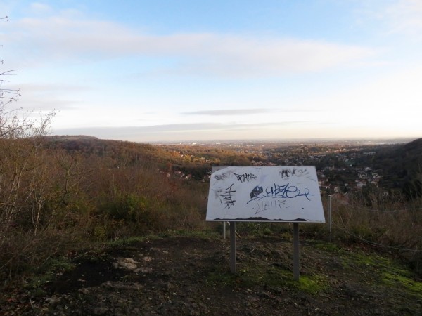 Point de vue remarquable sur la vallée, mais dont l'aménagement n'est pas à la hauteur.