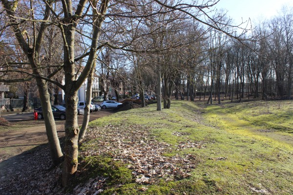 Les bords du site sont fermés par des merlons et des buttes qui le cloisonnent. Des avenues très passantes autour, et une problématique de stationnement à prendre en compte.
