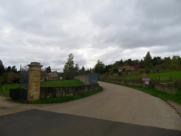 Entrée sur Lessy avec la Maison Sainte-Anne et sa clôture sur la gauche.
