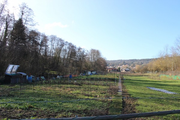 À Plappeville, aux pieds de l'éperon, les jardins dessinent un grand axe ouvert sur la Côte.