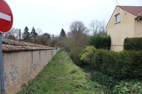 Un chemin le long du Bord du Rupt : un espace public qui pourrait être davantage soigné.