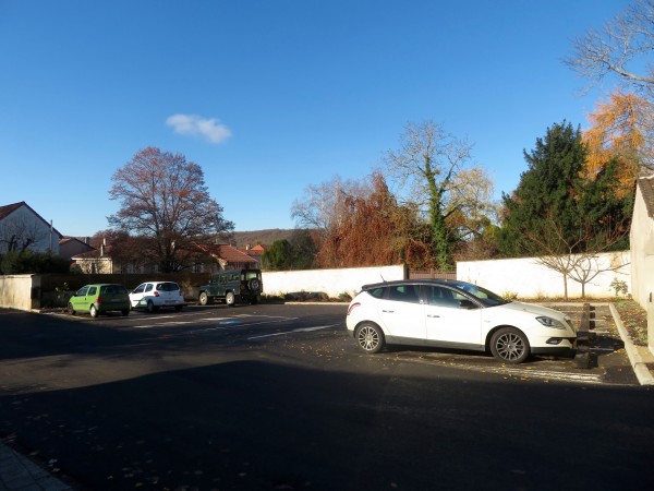 Un espace de stationnement neuf à l'entrée du village où la dominante minérale ne fait aucun doute.