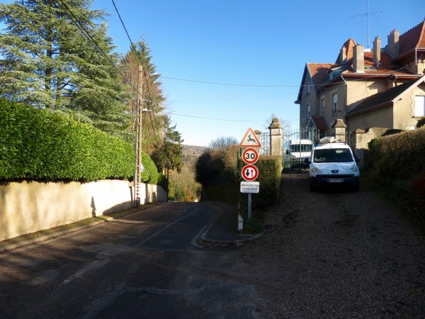 La RD603 qui permet d'entrer et sortir de Sainte-Ruffine et atteste de la topographie marquée.