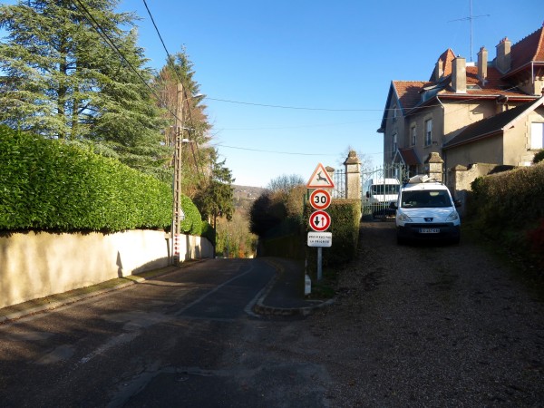 La RD603 qui permet d'entrer et sortir de Sainte-Ruffine et atteste de la topographie marquée.