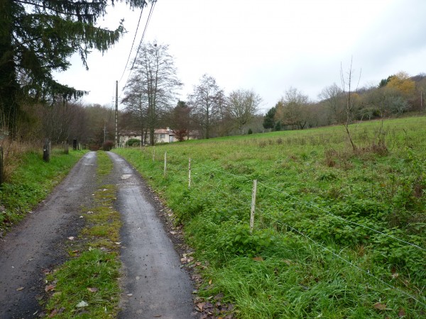 En fond de vallon, le chemin direction le moulin