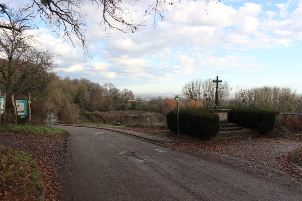 La croix au carrefour des chemins de promenade