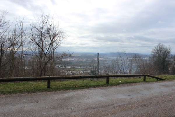 Le point de vue imprenable, mais en voie de disparition, sur la vallée de la Moselle depuis le haut du village.