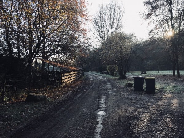 À l'arrière de Vaux, des espaces ouverts et des chemins.