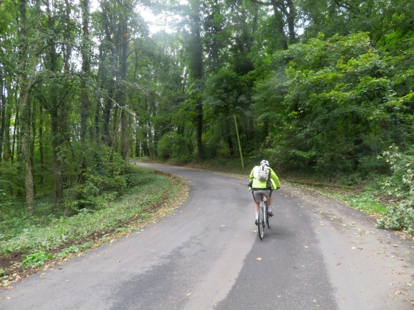 Cycliste gravissant le Mont Saint-Quentin.