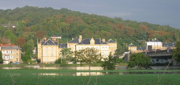 Le Ban-Saint-Martin, <strong>en pied de coteau et à proximité de la Moselle. </strong>(source : https://www.ban-saint-martin.fr)