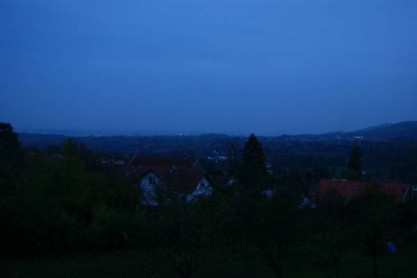 La vallée de la Moselle et les Côtes depuis les hauteurs de Saulny, à la tombée de la nuit. Les plans successifs qui composent les paysages sont encore perceptibles. Les lumières des espaces habités commencent à surligner leur présence, révélant ainsi leurs proportions au sein du cadre naturel.