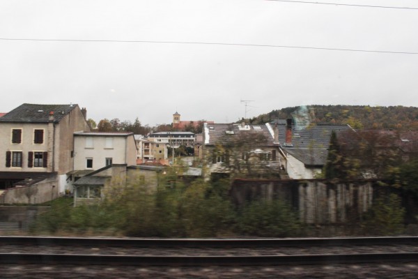 Le clocher de Novéant-sur-Moselle apparaît furtivement depuis le train.