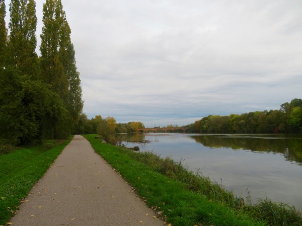 La véloroute Charles Le Téméraire longe la Moselle, mais de l'autre côté de la vallée.