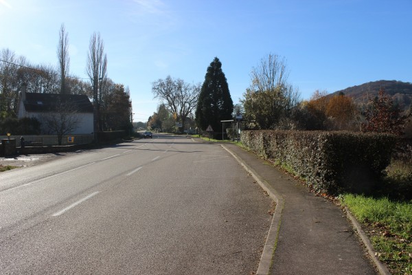 Les côtes depuis la RD6, en pied de côtes, sur le fond plat de la vallée. La Moselle, sur la gauche, est toute proche mais à peine visible depuis cette route.