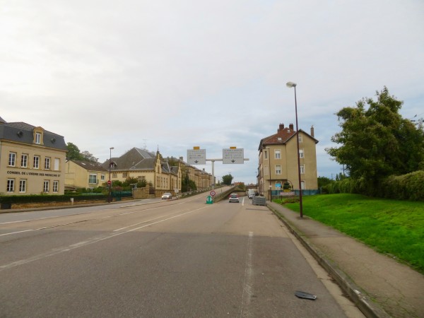 La route à l'approche du Pont Saint-Symphorien, une épreuve de taille pour les piétons et les cyclistes.