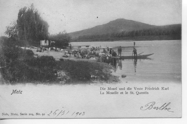 Le Mont Saint-Quentin depuis les bords de Moselle à l'endroit du plan d'eau actuel (<em>carte postale ancienne</em>, 1903).