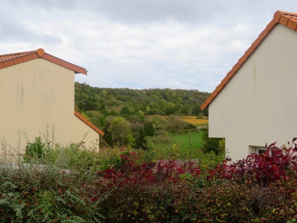 ...un autre, bien encadré par les habitations à Lessy...