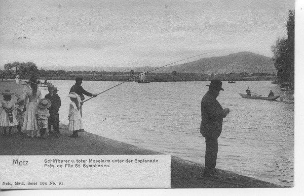 Le Mont Saint-Quentin depuis les bords de Moselle en bas de l'Esplanade (<em>carte postale ancienne</em>, 1903).
