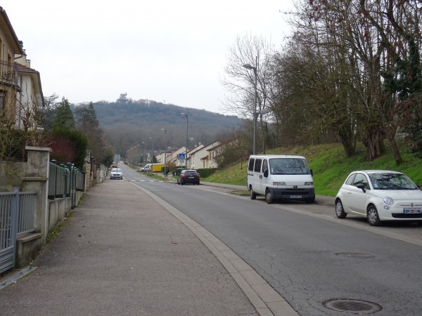 ...un autre encore, en arrière-plan d'une rue du Ban-Saint-Martin.