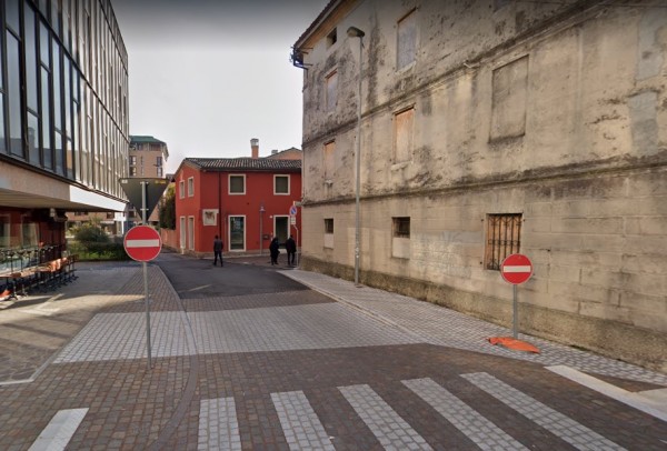 Voirie partagée en centre-bourg : travail sur le revêtement et la mise au même niveau de la chaussée et des trottoirset les matériaux pour favoriser le partage de l’espace. Via Manzini (Agence Stradivarie)