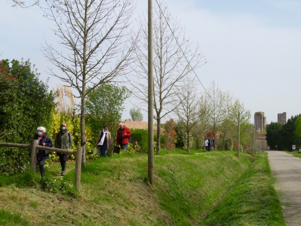 Aménagement d’une surlargeur sur la RD41 en sortie du bourg de La Romieu (Gers). Création d’une surlargeur (environ 200 m linéaire) pour séparer les modes de déplacement permettre aux piétons de marcher à l’écart de la route : aménagement en surplomb, rachat d’une bande de terrain aux agriculteurs propriétaires des parcelles attenantes, aménagement d’un lieu de pause avec point de vue sur les paysages agricoles gerçois et panneau d’interprétation. (Crédits : Monono)