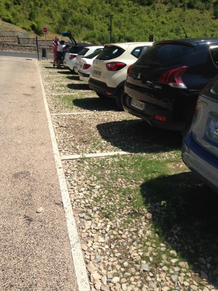 Stationnement en terre-pierre. L’avantage de ce sol est multiple ; perméable, une seule structure posée (un mélange de terre et de pierre, compacté à la pose par couches successives) ; se recouvre d’herbe avec le temps, en fonction des passages et de la fréquentation. Cf. Le stationnement de la Rue du Presbytère à Jussy, pour une référence locale !