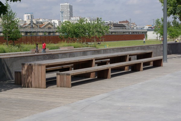 Des structures en bois brut polyvalentes - une grande table de pique-nique, convivialité généreuse, Jardin d’Eole, Paris.