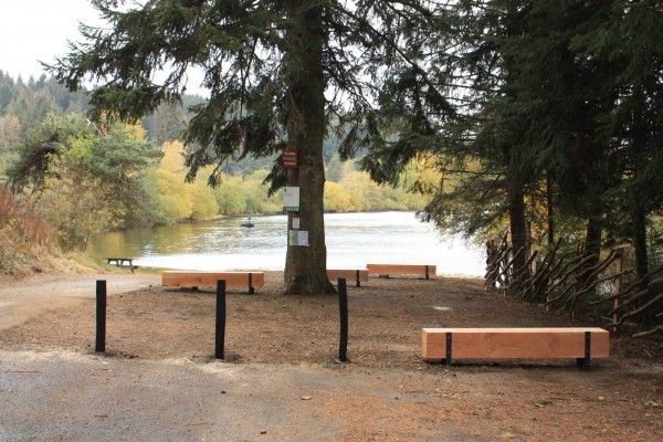 Aménagement de l’entrée et réalisation de quatre constructions aux abords du lac de Malaguet (Haute-Loire) (Atelier Bivouac) Réalisation, en octobre 2020, d’une série de haltes situées sur des chemins de traverse au sentier existant en réponse aux questions : Quelle posture du paysagiste dans un espace naturel ? Comment offrir une expérience paysagère la plus juste et simple ? Quatre propositions pour mettre le visiteur dans des postures de découverte et de jouissance des lieux (pique-niquer, observer, se reposer, etc.) Ce projet est le fruit de belles collaborations, avec des structures et acteurs locaux : entreprise Malfant TP (terrassement), ferronniers locaux (confection des pieds en acier des bancs), Elips Pierre Seche (ouvrages en pierre-sèche), jeunes d’un lycée agricole (clôtures scandinaves et ramée). (extraits du texte de présentation du projet sur le site de l’atelier Bivouac : www.atelierbivouac.com)