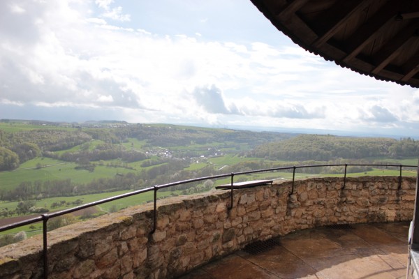 Château de Manderen : une lisse en métal simple pour réhausser un mur en pierre (crédit : Omnibus)