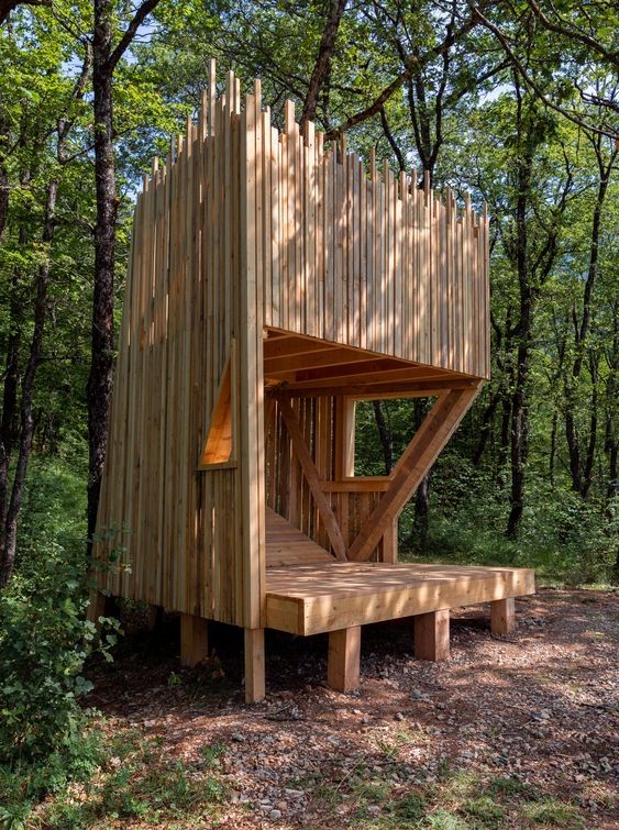 Les cabanes du festival des cabanes d’Annecy - Plus d’info : https://www.lefestivaldescabanes.com ; Le perchoir du belvédère - Faverges-Seythenex «Belvédère de Mont Bogon (crédit : Eric Gendre, Vincent Bernet Rollande)