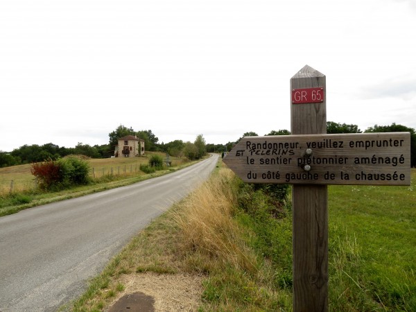 Balisage et signalétique directionnelle -Signalétique de sécurisation pour indiquer le passage fréquent de marcheurs sur une section de chaussée circulée, ici sur une portion de GR «Chemins de Saint-Jacques de Compostelle» où les pélerins sont parfois en nombre.