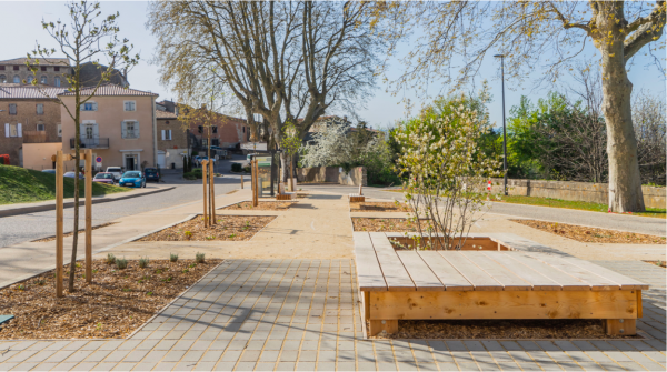 Aménagement d’une TRAVERSÉE DE BOURG ET de PLACES PUBLIQUES À UPIE (DRÔME), ATELIER L. PAYSAGE Objectifs du projet : sécurisation de la traversée de la départementale, accompagné de la requalification des places Charlemagne et Bourbousson. Démarche citoyenne et conviviale dans l’optique de créer de nouvelles conditions pour habiter, se déplacer, s’arrêter, déambuler dans le village. Utilisation optimisée de matériaux locaux et place importante donnée à la végétalisation en pleine-terre. (Crédits : Atelier L Paysage) Plus d’info : https://atelierlpaysage.com