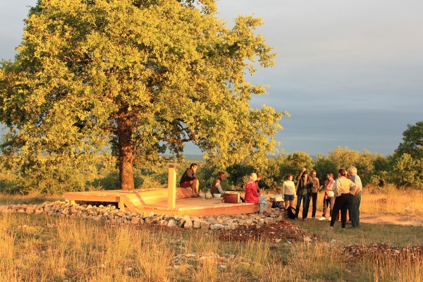 Belvédère Mega Causs’Mos : Parcours d’installations-belvédères dans les Causses du Quercy (Lot), Atelier Bivouac Réalisation d’un ensemble d’installations-belvédères ponctuant une boucle de randonnée et dialoguant avec le paysage. (extraits du texte de présentation du projet sur le site de l’atelier Bivouac : www. atelierbivouac.com) Crédit photo : atelier Bivouac
