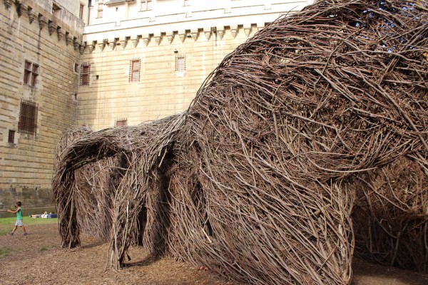 Des cabanes confectionnées avec des matériaux divers avec une certaine économie de moyens - Labyrinthe végétal de Patrick Dougherty, installation réalisée dans le cadre du Voyage à Nantes, en 2014 (crédit : Omnibus)