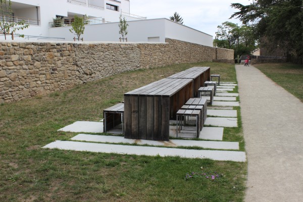 Des structures en bois brut polyvalentes - une grande table de pique-nique, convivialité généreuse ; Parc des Oblates, Nantes