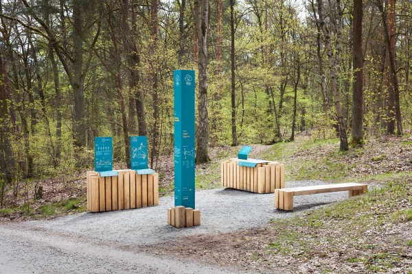 Totems et espaces de médiation paysagère - signalétique d’interprétation en milieu forestier (Berlin, Allemagne), Agence hochC