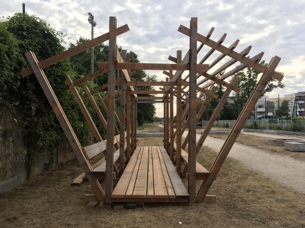 Des cabanes confectionnées avec des matériaux divers avec une certaine économie de moyens - Festival Bellastock à Clichy-sous-Bois, Ateliers Medi : Aménagements réalisés avec les habitants, à partir de matériaux de réemploi des services de la voirie de Paris. (crédit : Bellastock)