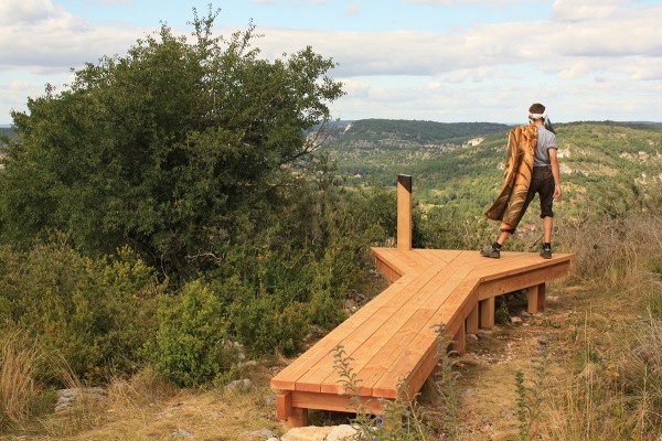 Belvédère Mega Causs’Mos : Parcours d’installations-belvédères dans les Causses du Quercy (Lot), Atelier Bivouac Réalisation d’un ensemble d’installations-belvédères ponctuant une boucle de randonnée et dialoguant avec le paysage. (extraits du texte de présentation du projet sur le site de l’atelier Bivouac : www. atelierbivouac.com) Crédit photo : atelier Bivouac