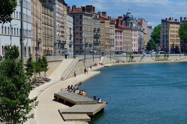 Plateformes les pieds dans l’eau. Quais de Saône.