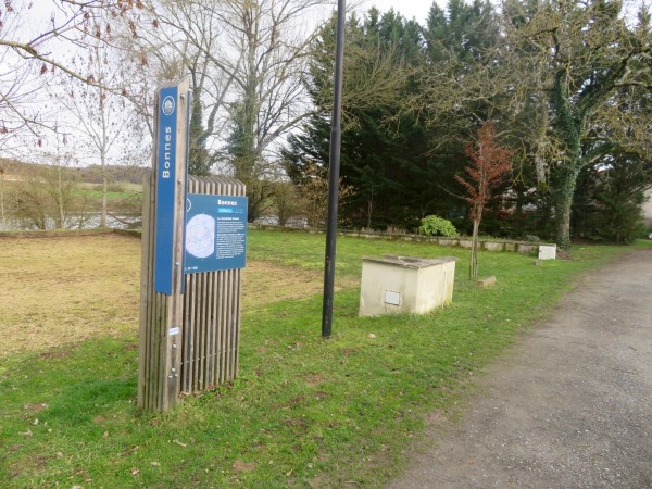 Parcours et totems - dispositif de jalonnement de balades nature à l’échelle d’une intercommunalité : signalétique directionnelle, supports de médiation, banquettes, Communauté de Communes Vienne et Moulière (86)