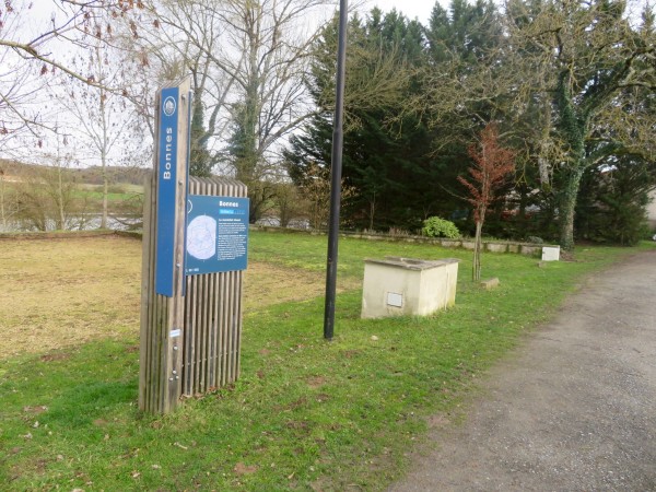 Parcours et totems - dispositif de jalonnement de balades nature à l’échelle d’une intercommunalité : signalétique directionnelle, supports de médiation, banquettes, Communauté de Communes Vienne et Moulière (86)