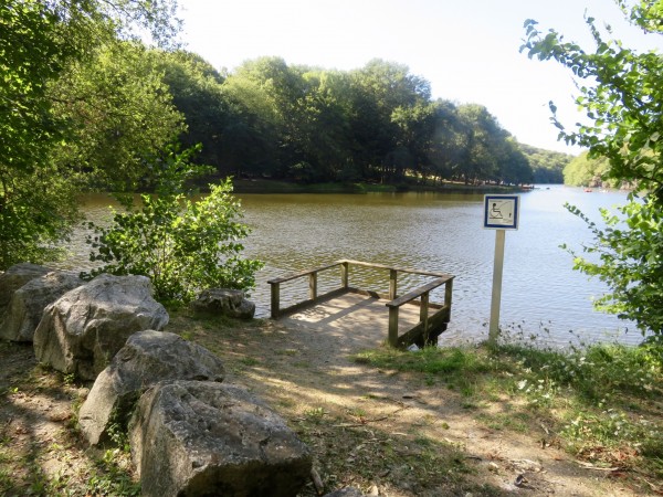 Plateformes les pieds dans l’eau, Ponton en bord de rivière Creuse, à Eguzon (Indre)